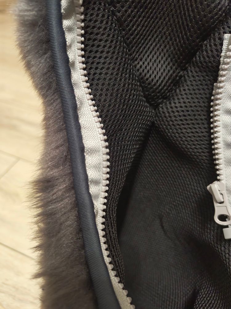 Lining inside a Feetpaw with zipper.