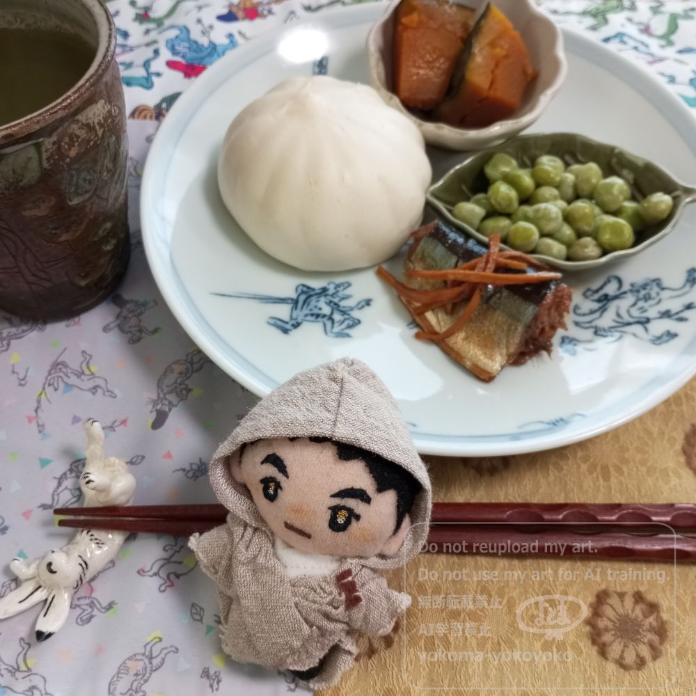 鳥獣人物戯画柄のクロスに箸置き、お皿。
自作ぬいと写っています。