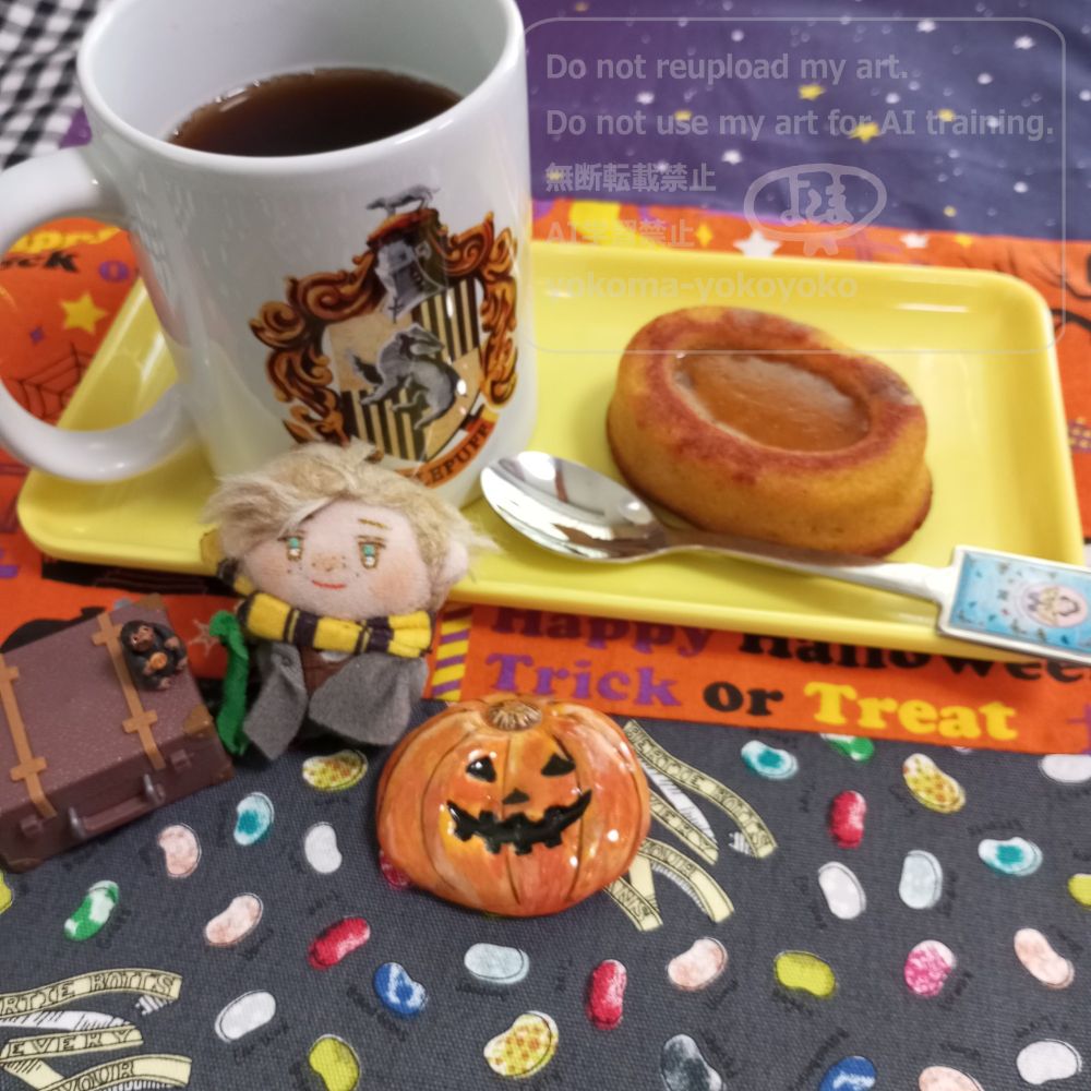 黄色のトレーに小さめのオーバル型パンプキンケーキとスプーン、ハッフルパフの寮章マグカップにコーヒーが入ってのってます。
自作ぬい５と新作ジャック・オー・ランタンの箸置きと共に。