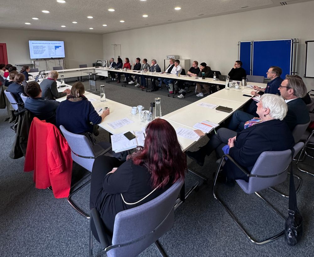 Totale eines Sitzungsraums mit den Teilnehmenden der Präsentation des 1. Zwischenberichts einer Machbarkeitsstudie für Azubiwohnen in Berlin.