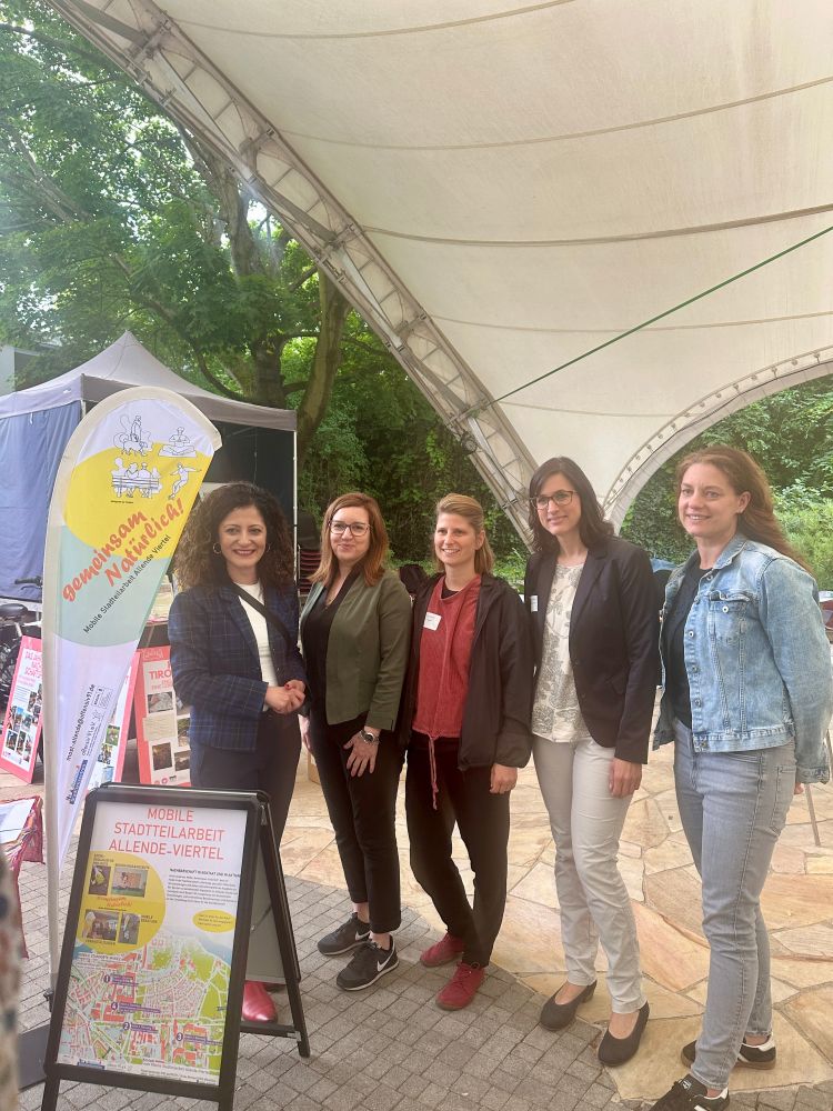 (v.l.n.r.) Cansel Kiziltepe (Senatorin für Arbeit, Soziales, Gleichstellung, Integration, Vielfalt und Antidiskriminierung), Gökcen Demiragli (VsKA), Mitarbeiterin mobile Stadtteilarbeit, Anne Jeglinski (Paritäter Berlin), Mitarbeiterin der mobilen Stadtteilarbeit. 