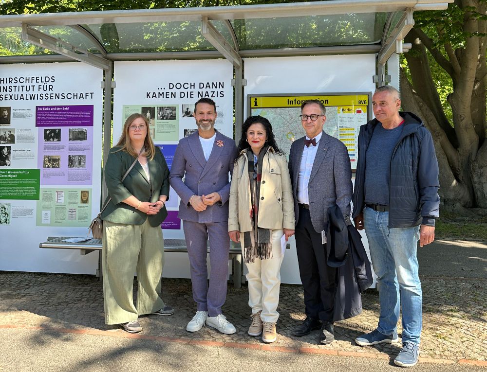 (v.l.n.r.) Harriet Vahldieck (Regionalmanagerin Wall GmbH), 
Alfonso Pantisano (Ansprechperson der Landesregierung Berlin für die Akzeptanz sexueller und geschlechtlicher Vielfalt), Cansel Kiziltepe (Senatorin für Arbeit, Soziales, Gleichstellung, Integration, Vielfalt und Antidiskriminierung), Helmut Metzner (Geschäftsführender Vorstand Bundesstiftung Magnus Hirschfeld) und Andreas Pretzel (Geschäftsführung Magnus-Hirschfeld-Gesellschaft) stehen vor der Gedenkhaltestelle "Magnus Hirschfeld".