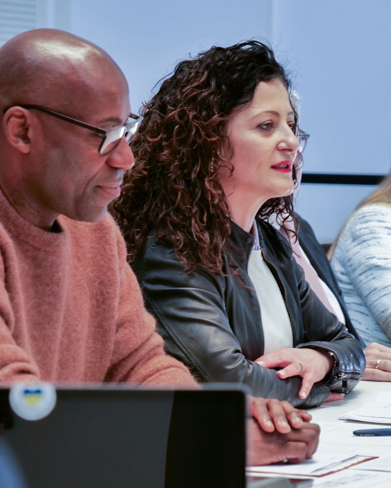 Senatorin Cansel Kiziltepe und Senator Joe Chialo bei der konstituierenden Sitzung der Enquete-Kommission im Abgeordnetenhaus.