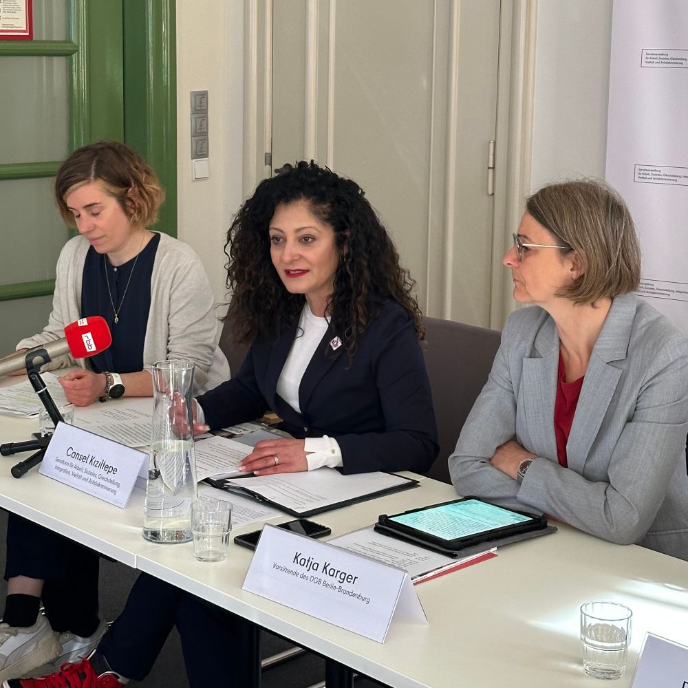 Drei Personen sitzen nebeneinander. Von links nach rechts sieht man Julia Stadtfeld, Senatorin Cansel Kiziltepe und Katja Karger Vorsitzende des DGB Berlin-Brandenburg
