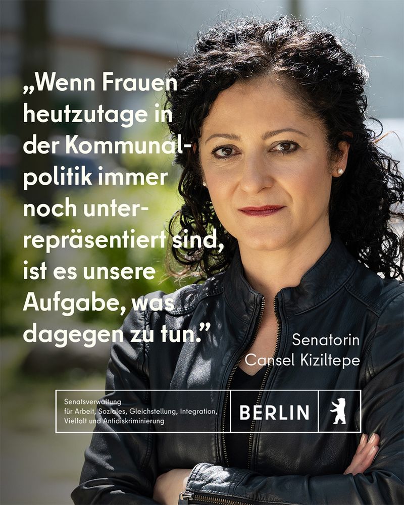Portrai der Senatorin Cansel Kiziltepe und ihr Zitat: „Wenn Frauen heutzutage in der Kommunalpolitik immer noch unterpräsentiert sind, ist es unsere Aufgabe, was dagegen zu tun.“