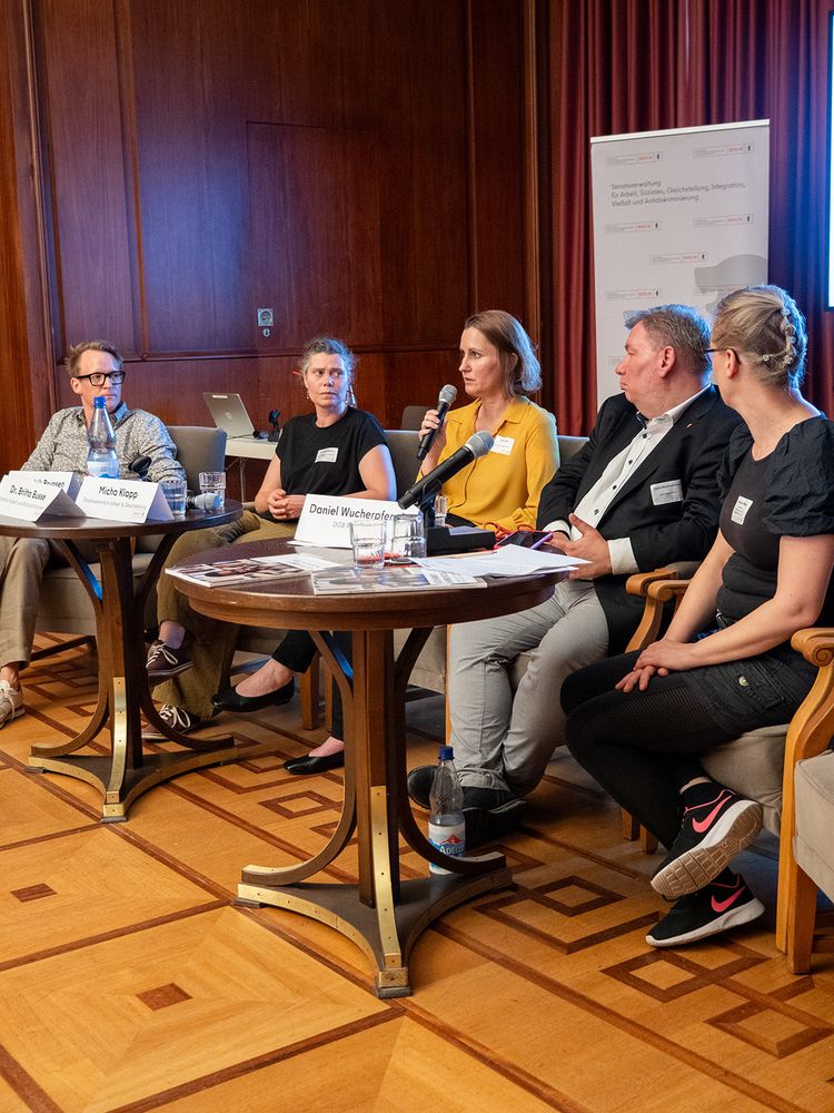 (v.l.n.r.) Eine Diskussionsrunde mit Dr. Hendrik Brunsen und Dr. Britta Hasse (Institut Arbeit und Wirtschaft), Staatssekretärin für Arbeit und Gleichstellung Micha Klapp, Daniel Wucherpfennig (DGB Berlin) und Romana Wittmer (Beauftragte für Gute Arbeit im Bezirk Friedrichshain-Kreuzberg). 
