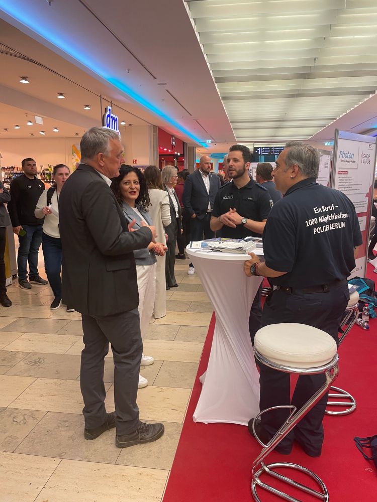 Senatorin Kiziltepe im Gespräch am Stand der Polizei Berlin.

Foto: © JOB POINT Berlin
