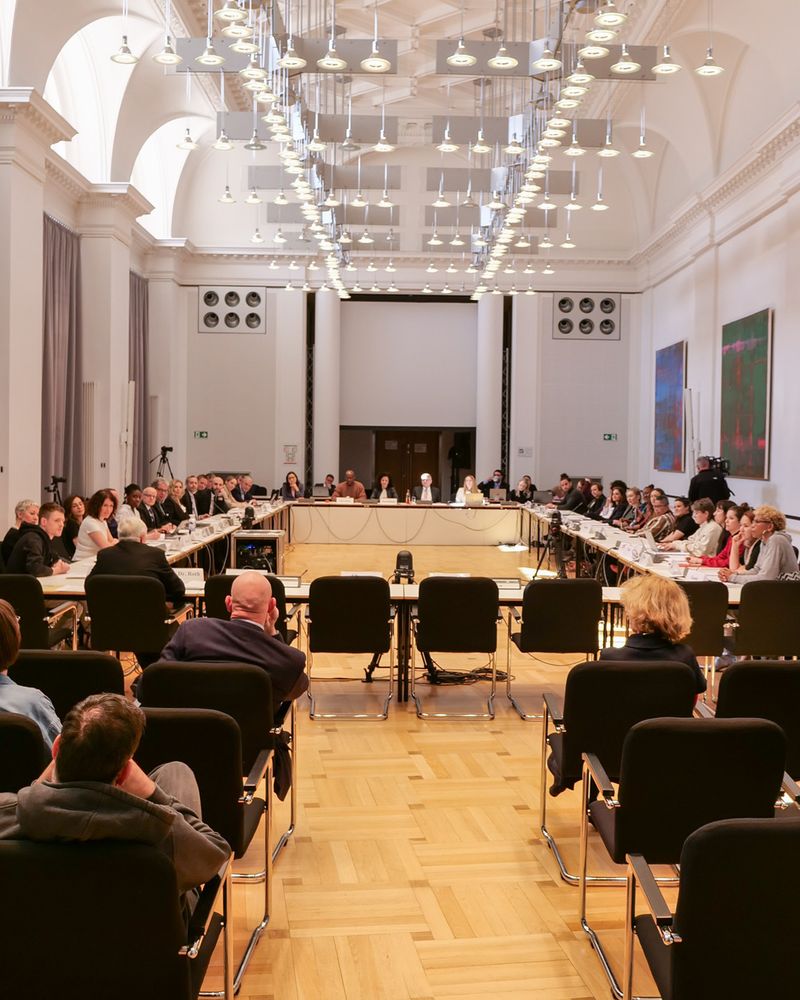 Der Festsaal des Berliner Abgeorndetenhauses mit den Teilnehmenden der konstituierenden Siztung.