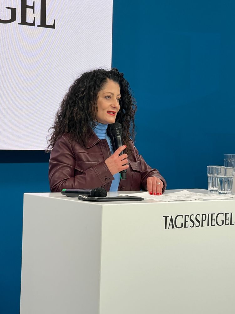 Senatorin für Arbeit, Soziales, Gleichstellung, Integration, Vielfalt und Antidiskriminierung Cansel Kiziltepe hält ein Grußwort bei der Spendengala der Aktion "Menschen helfen!" von Tagesspiegel. 