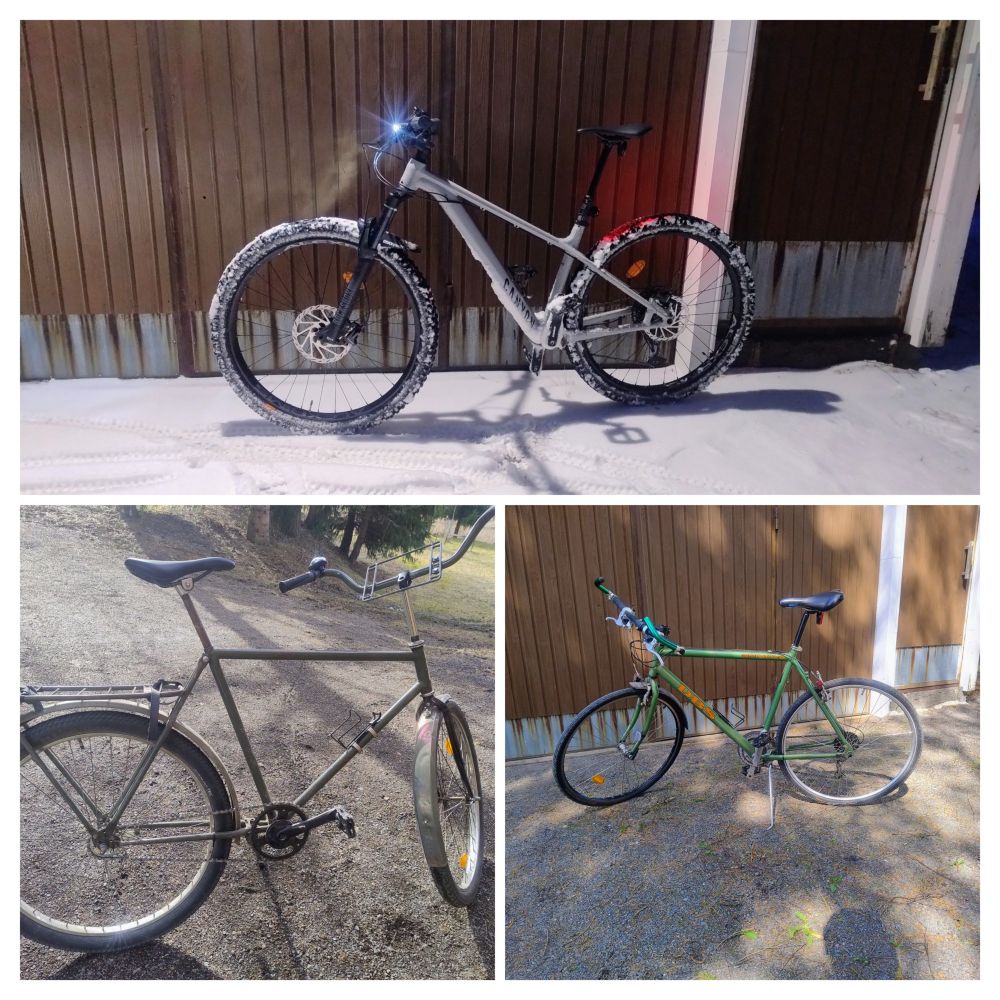Kolme kuvaa polkupyöristä.
Ylimmässä kuvassa Canyon Stoic 3 -mallinen trail-geometrialla oleva maastopyörä. Maaseudulla tällä tulee ajelut talviaikaan ja sulana kautena paikallisilla poluilla.
Alemmista kuvista vasemmalla on kunnostettu PV:n vanha pyörä, johon on myös tehty keskiöremontti ja uusittu etuhaarukka, mutta pidetty ohjaustanko alkuperäisenä. Tällä on kiva ajella kauppareissuja, vaikka ei edes tarvitsisi kaupasta mitään.
Alemmista kuvista oikealla on DBS Spinova -mallinen hybridipyörä nousukahvoilla vuodelta 2000. Tämä oli unohtunut autotalliin keräämään pölyä kunnes pyöräilyinnostus levisi maaseudulla liikkumiseenkin n. 5 vuotta sitten ja tuli huollettua ajokuntoon