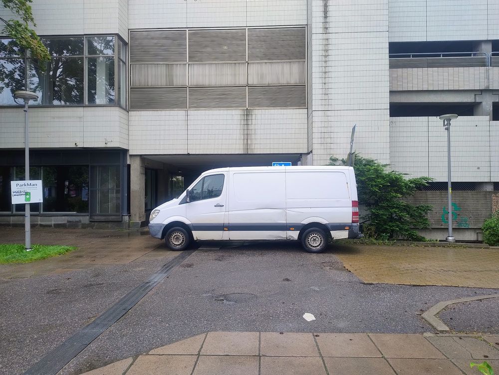 Valkoinen pakettiauto pysäköitynä yhdistetylle jalankulku- ja pyörätielle blokaten alikulun sisäänkäynnin Espoossa Heikinkujalla