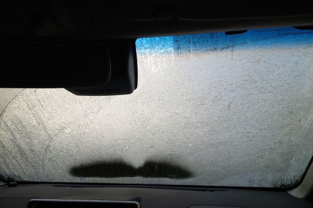 凍った車のフロントガラス