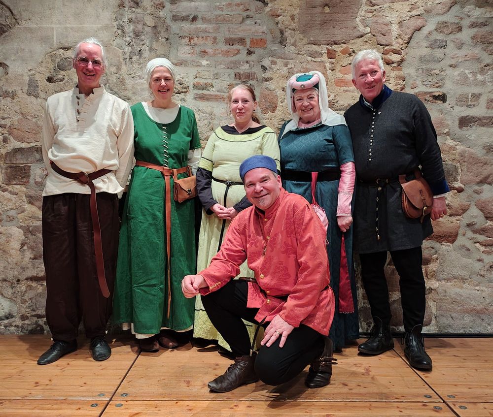 Gruppe in historischen Gewändern