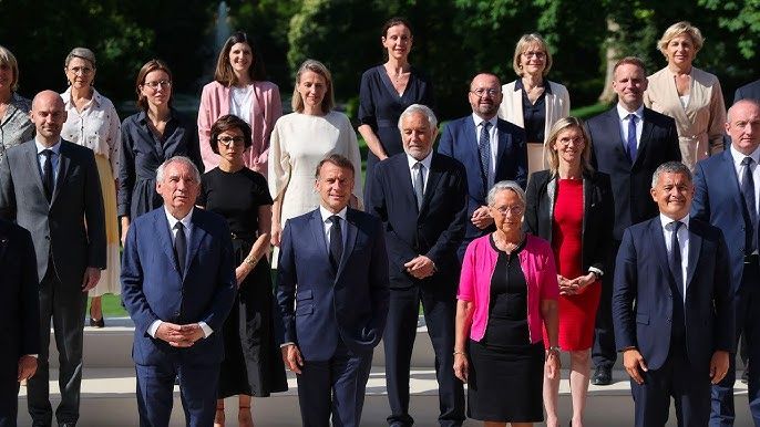 Un photo de groupe du gouvernement Bayrou, le défenseur des pédos qu'on va pas oublier.