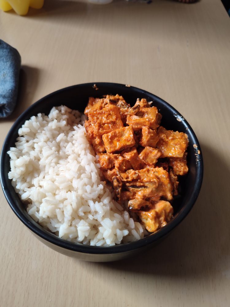 Tikka masala végétarien, riz japonais et tofu sauce malasa