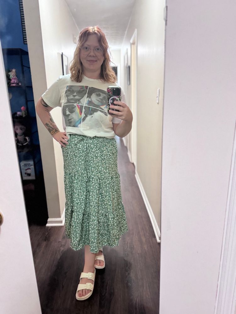 Cute skirt and graphic tee outfit