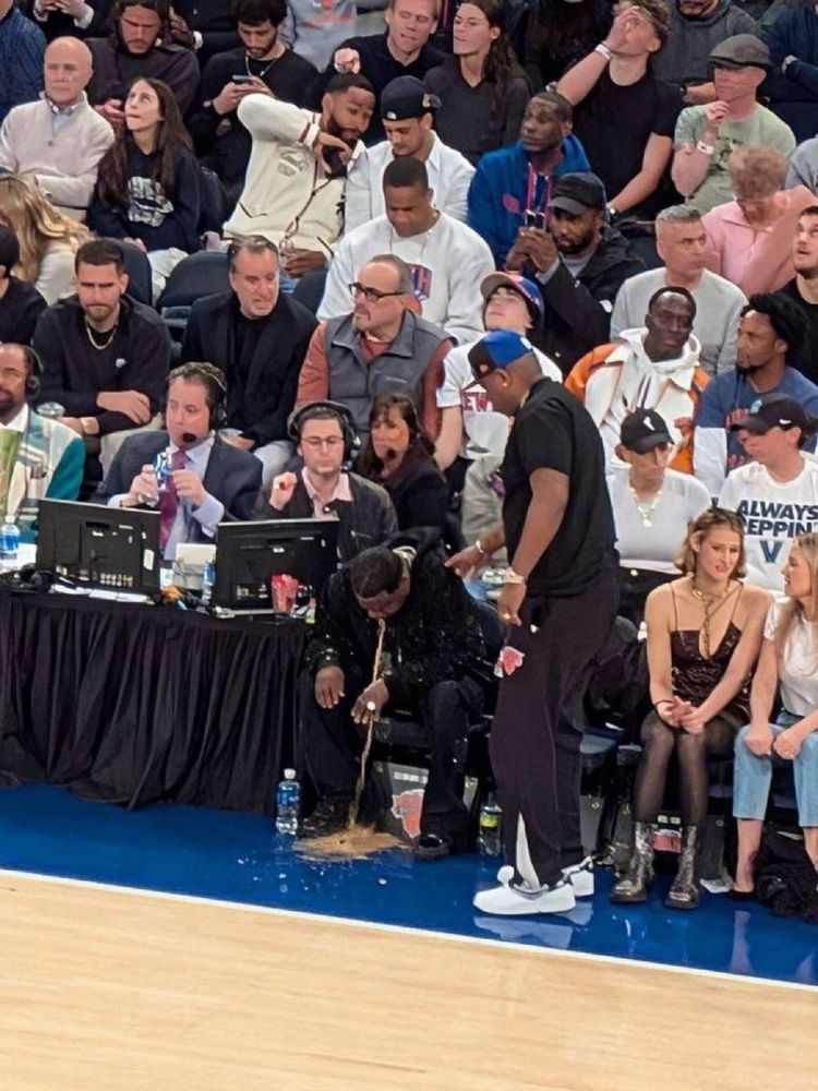 Tracy Morgan spewing chunks onto the court at MSG