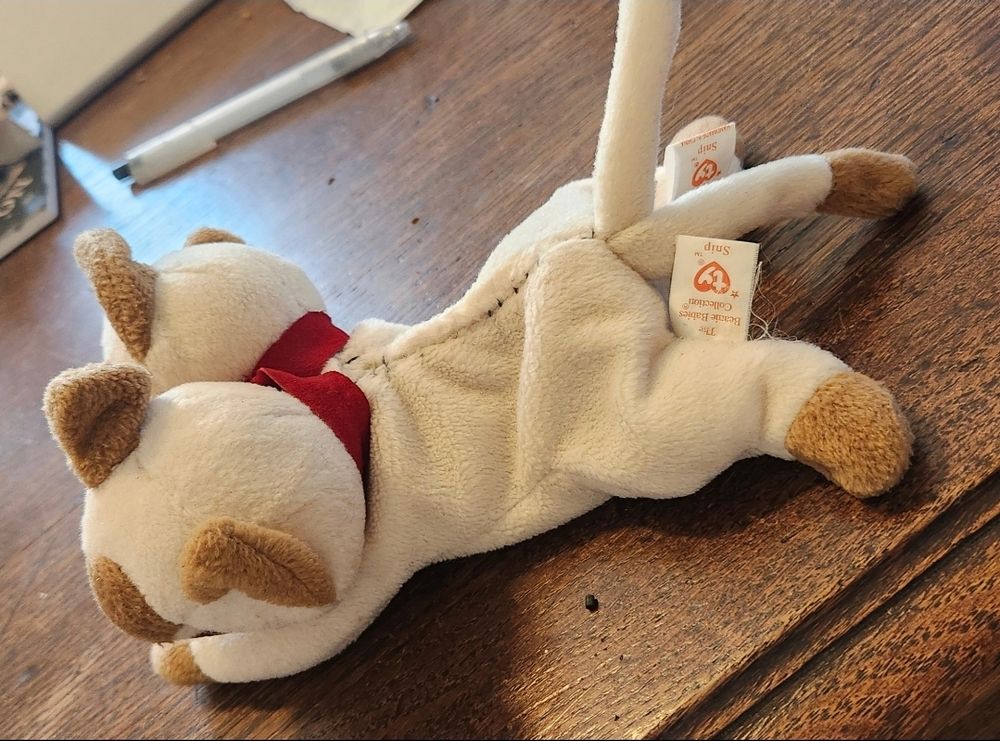 Side view of SnipSnip with her suade collar