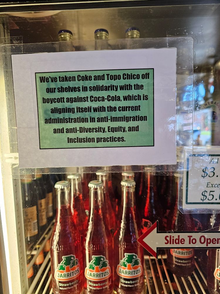 Poster som sier butikken ikke lenger fører cola siden selskapet retter seg etter den nåværende administrasjonens praksiser for anti-immigrasjon og anti-DEI. Foto