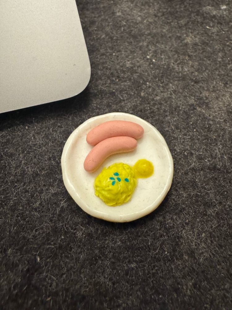 Miniatur von Würstchen und Kartoffelsalat aus Fimo