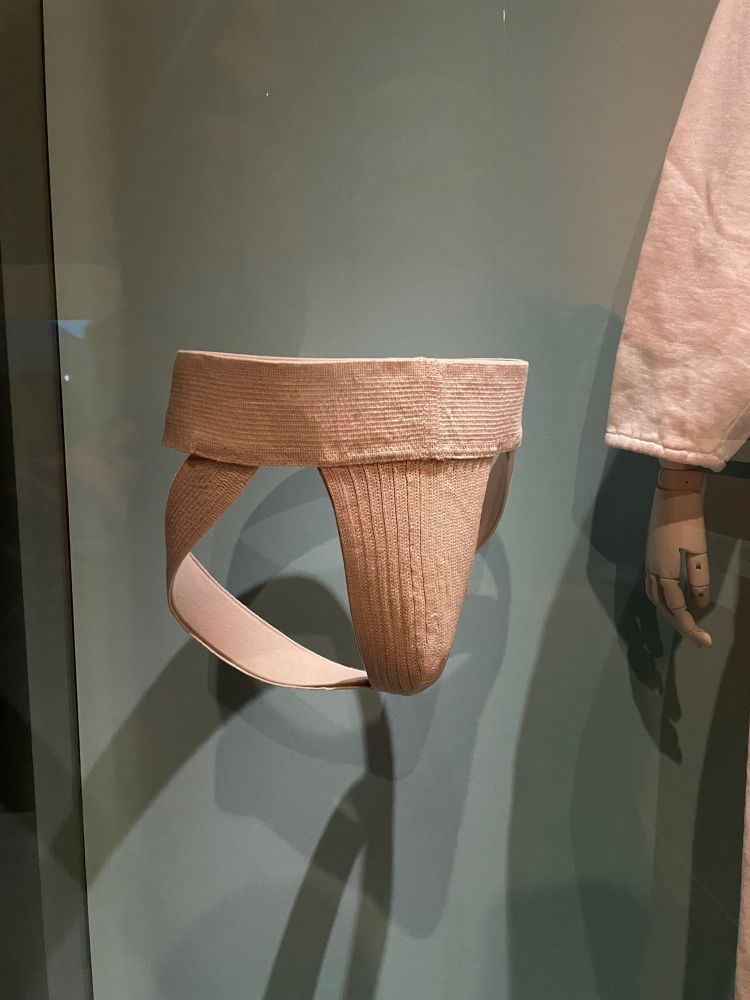 Jockstrap centenaire dans une vitrine de musée (je ne sais pas s’il a été porté et lavé)