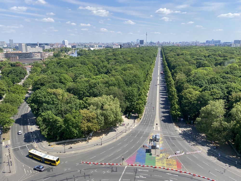 Straße des 17. Juni von oben mit einem Kreide-Regenbogen 