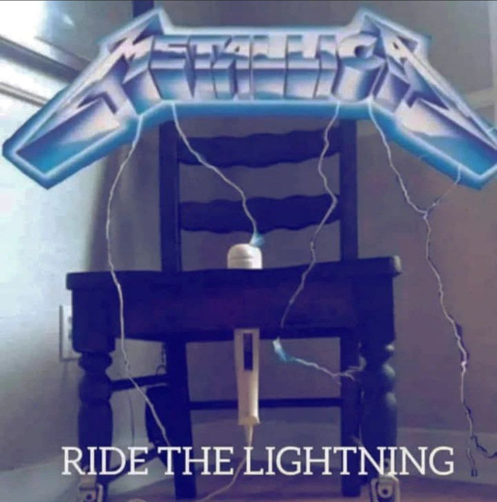 uma cadeira alterada pra encaixar um vibrador no acento com o nome do álbum Ride The Lightning da banda Metallica.