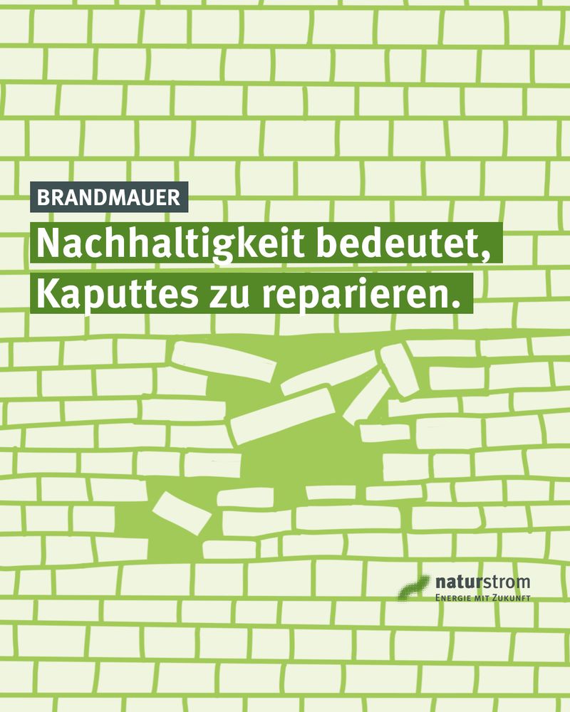Illustration einer Mauer mit weißen Ziegelsteinen auf grünem Hintergrund. In der Mitte fehlt ein Teil der Mauer, einige Steine sind herausgebrochen und liegen locker in der Öffnung. Oben links steht in einer dunklen Box „BRANDMAUER“. Darunter der Schriftzug: „Nachhaltigkeit bedeutet, Kaputtes zu reparieren.“ Unten rechts ist das Logo von naturstrom mit dem Slogan „Energie mit Zukunft“ platziert.