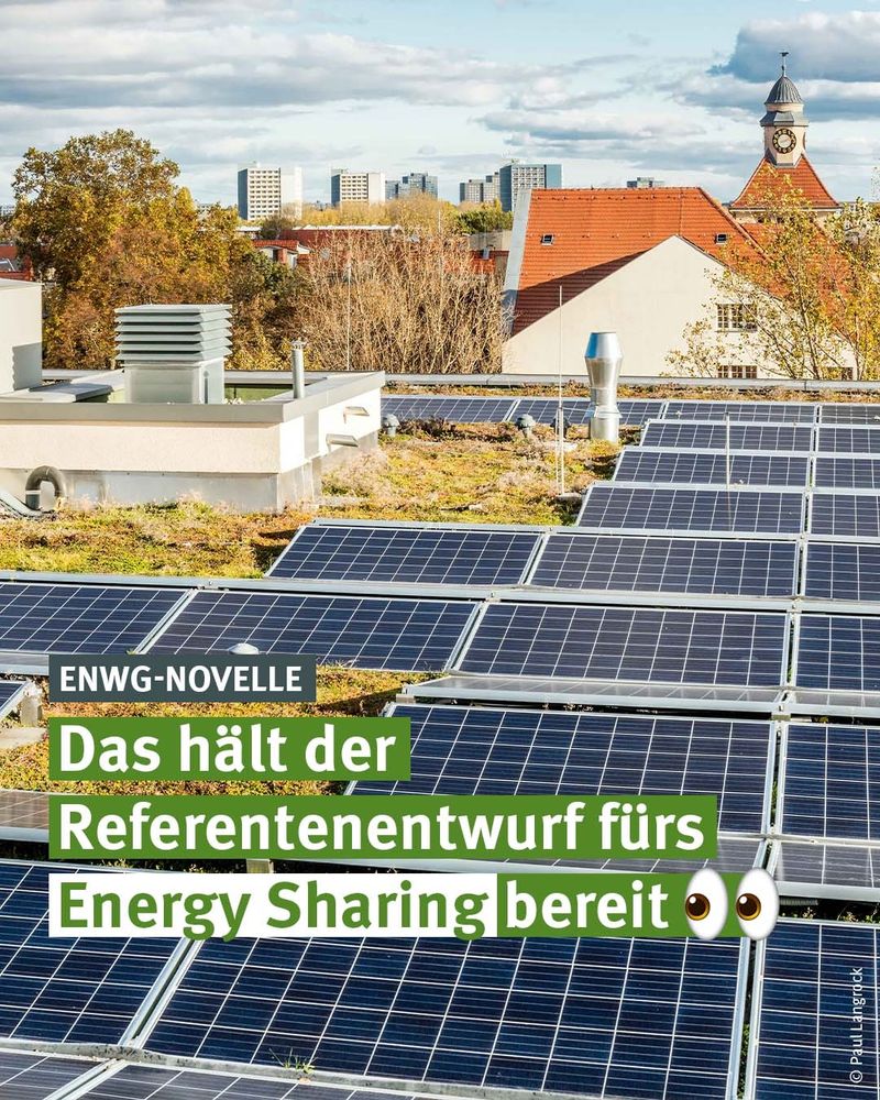 Städtische Dachlandschaft mit großflächiger Photovoltaikanlage auf einem begrünten Flachdach im Vordergrund. Im Hintergrund sind rote Ziegeldächer, herbstlich kahle Bäume und moderne Hochhäuser sowie ein Gebäude mit Uhrenturm zu sehen. Im Bildtext steht:
„ENWG-NOVELLE – Das hält der Referentenentwurf fürs Energy Sharing bereit 👀“.
Der Text ist teils grün und weiß hinterlegt. Unten rechts Fotocredit: © Paul Langrock.