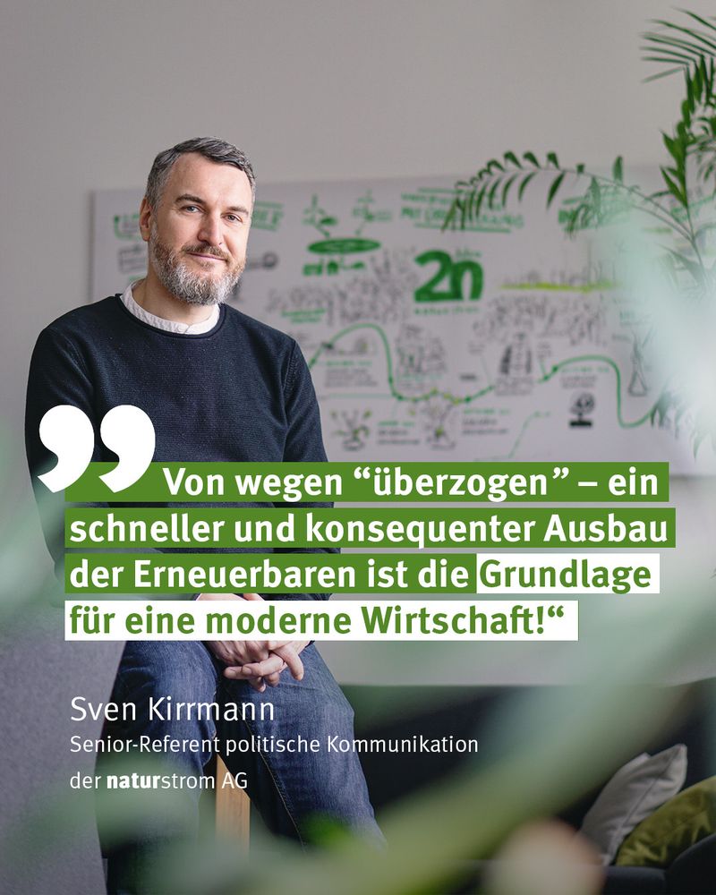 Sven Kirrmann, Senior-Referent für politische Kommunikation bei der naturstrom AG, sitzt lächelnd auf einem Tisch in einem modern eingerichteten Büro. Im Hintergrund ist ein großformatiges, grün-weiß illustriertes Poster von naturstrom. Neben ihm ist ein Zitat eingeblendet: „Von wegen 'überzogen' – ein schneller und konsequenter Ausbau der Erneuerbaren ist die Grundlage für eine moderne Wirtschaft!“
