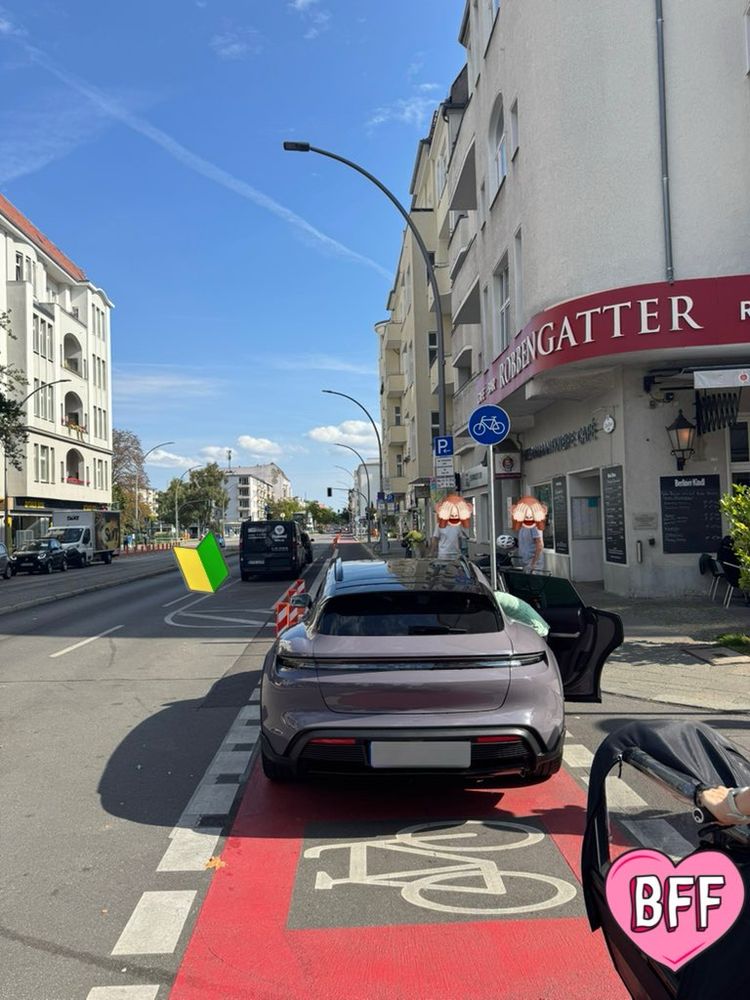 Porsche auf Radweg im Kreuzungsbereich.