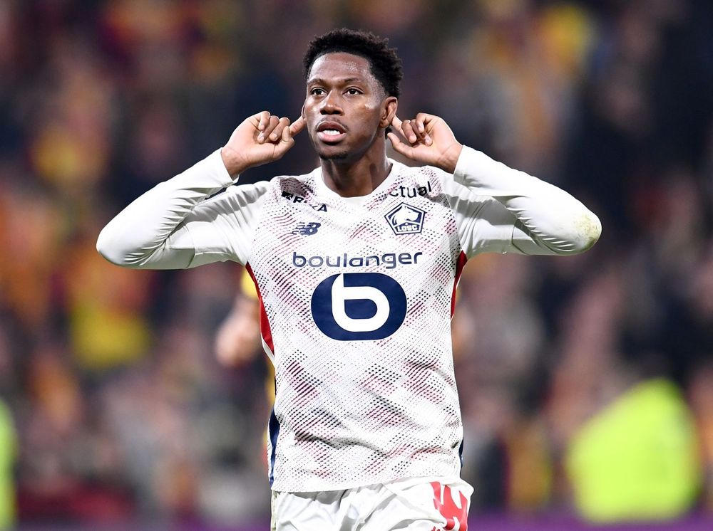 Jonathan David écoute attentivement les sanglots des supporters madrilènes.