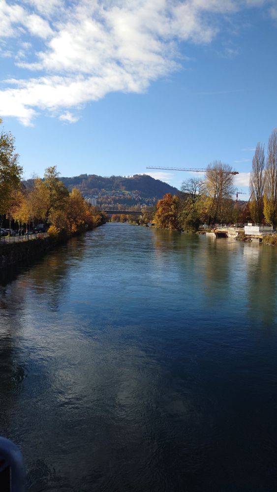 Blick auf Fluss und Hügel 