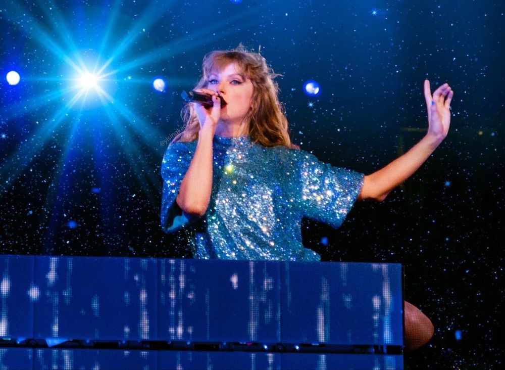 Taylor Swift wears her light blue sequined t shirt for “Midnight Rain” ☔️ on the Eras tour. Taylor perches herself atop her rising steps to sing the opener of the song