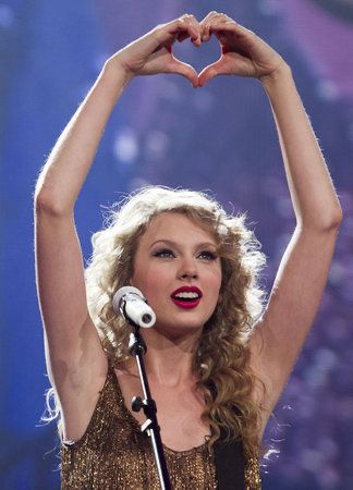 Taylor swift gives heart hands