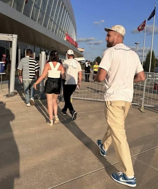 Travis Kelce walking into arrowhead Stadium to attend the Arizona tour on Kansas City night to July 8, 2023