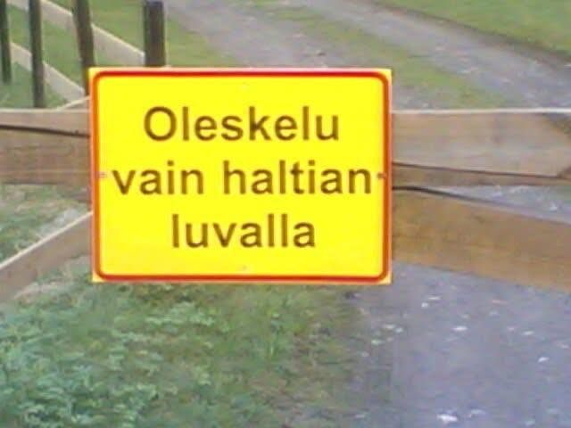 Kyltti, jossa lukee "Oleskelu vain haltian luvalla"
