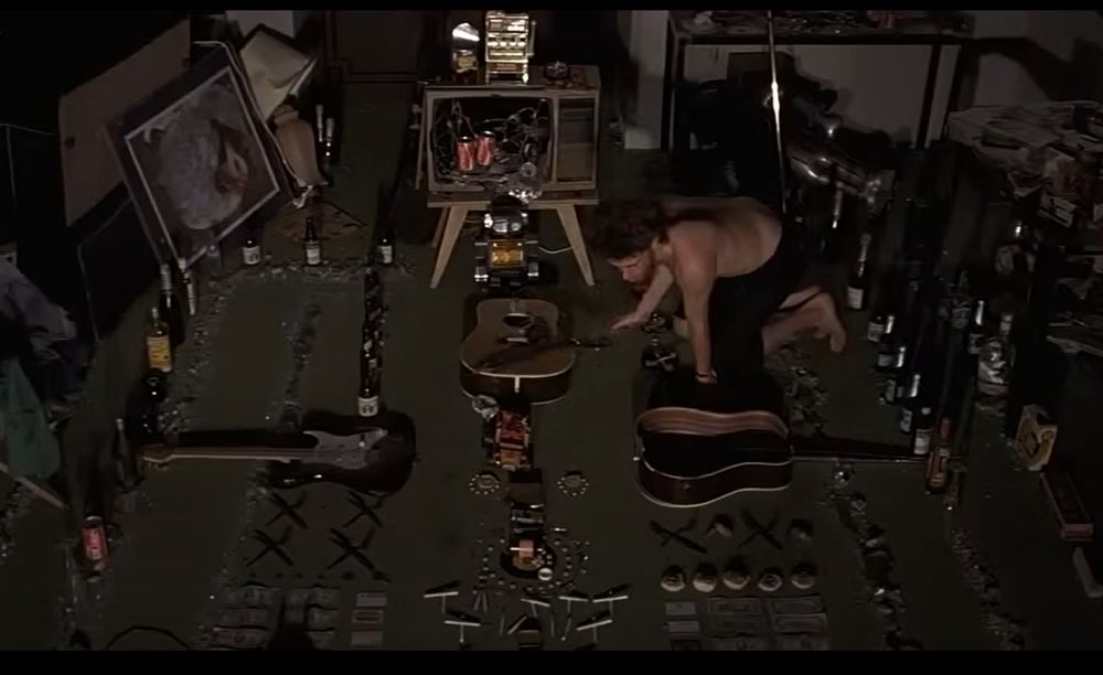 Кадр з The Wall, Пінк розкладає в певному порядку розтрощені речі в готельній кімнаті