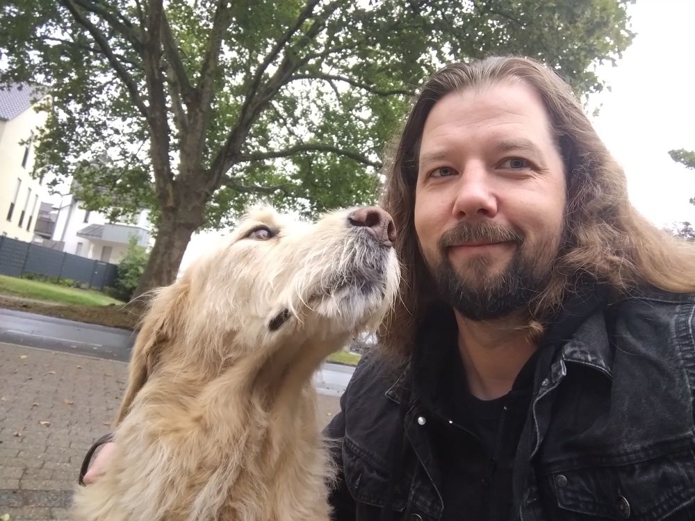 Selfie des Accountinhabers mit einem goldenen Labradoodle 