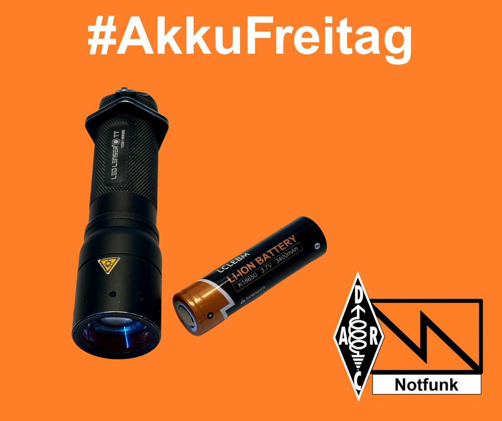 Auf orangenem Hintergrund liegt eine Taschenlampe (ausgeschaltet) neben einem Li-Ion Akku unter der Überschrift #AkkuFreitag
