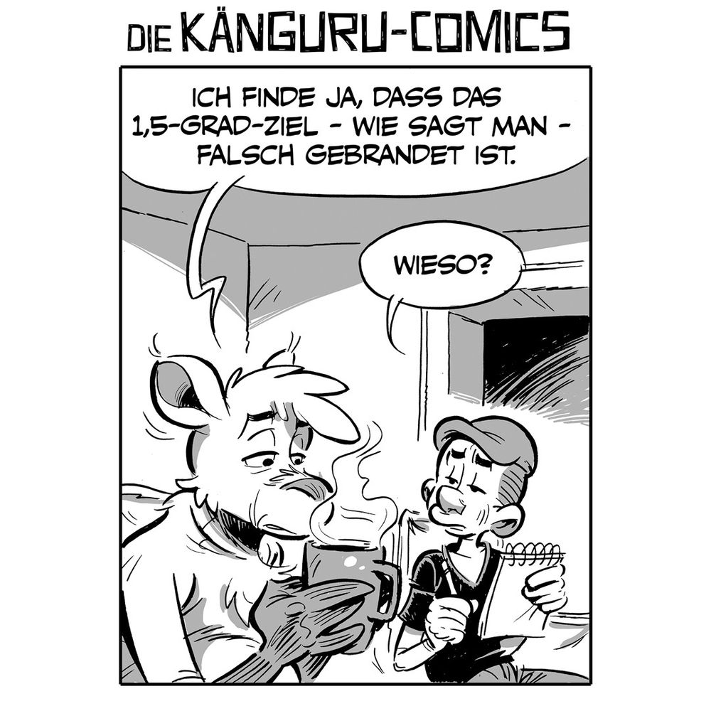 Marc-Uwe und das Känguru sitzen in ihrer Wohnung auf dem Sofa. Das Känguru sagt: "Ich finde ja, dass das 1,5-Grad-Ziel - wie sagt man - falsch gebrandet ist." Marc-Uwe entgegnet: "Wieso?"