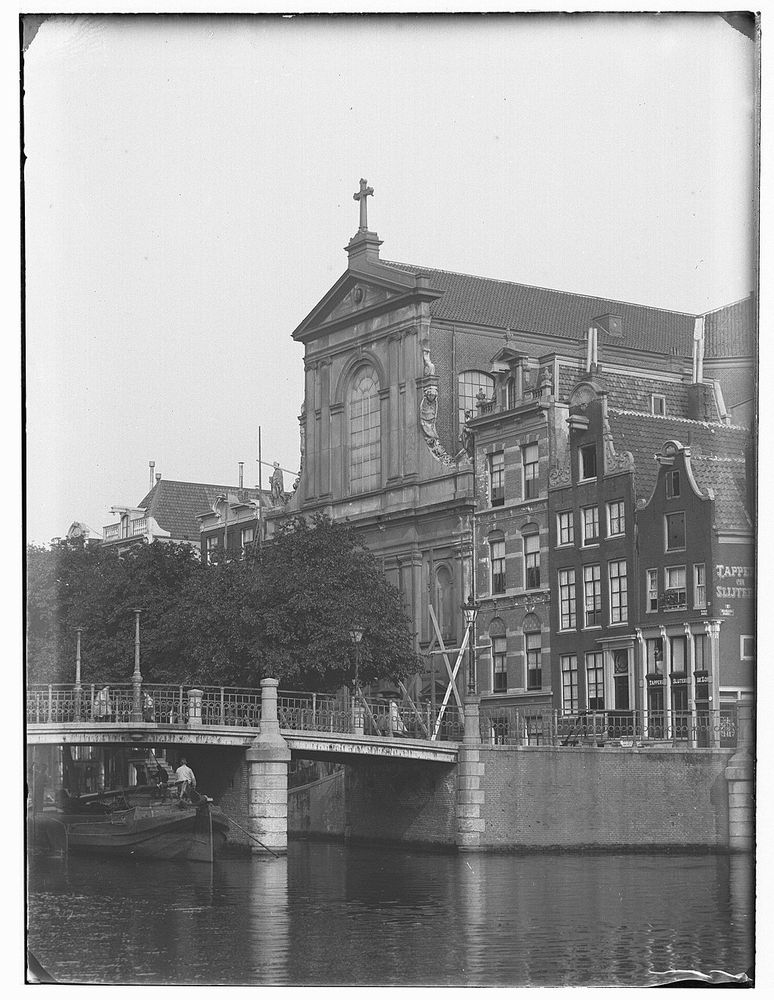 Prinsengracht 750 t/m 760 (v.r.n.l.) Brug nr. 71 voor de Reguliersgracht. Op nr. 756 is r.-k. kerk 'De Duif'. Rechts is ingang Reguliersgracht. Documenttype foto Vervaardiger Olie``, Jacob (1834-1905) Collectie Collectie Jacob Olie Jbz. Datering 1890 Geografische naam Prinsengracht Inventarissen http://stadsarchief.amsterdam.nl/archief/10019 Afbeeldingsbestand 010019000045