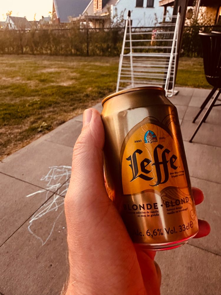 Eine goldene Dose leffe blond in meiner Hand. 