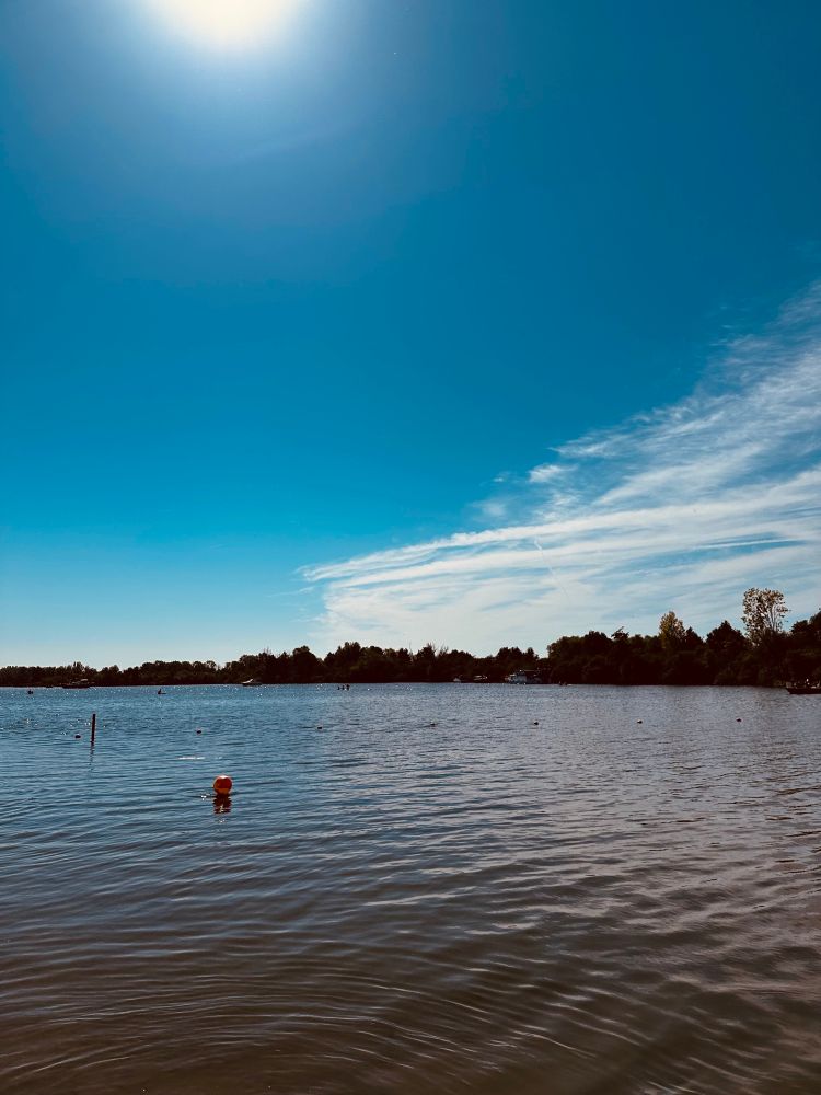 Ein See und strahlend blauer Himmel 