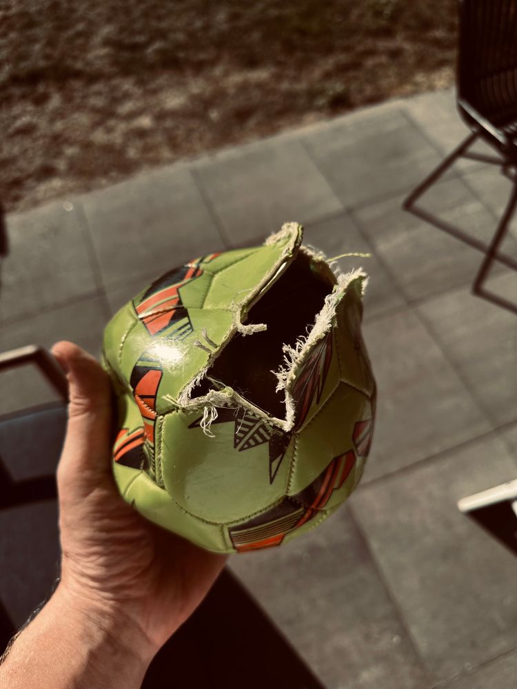 Ein geplatzter kinderfussball 
