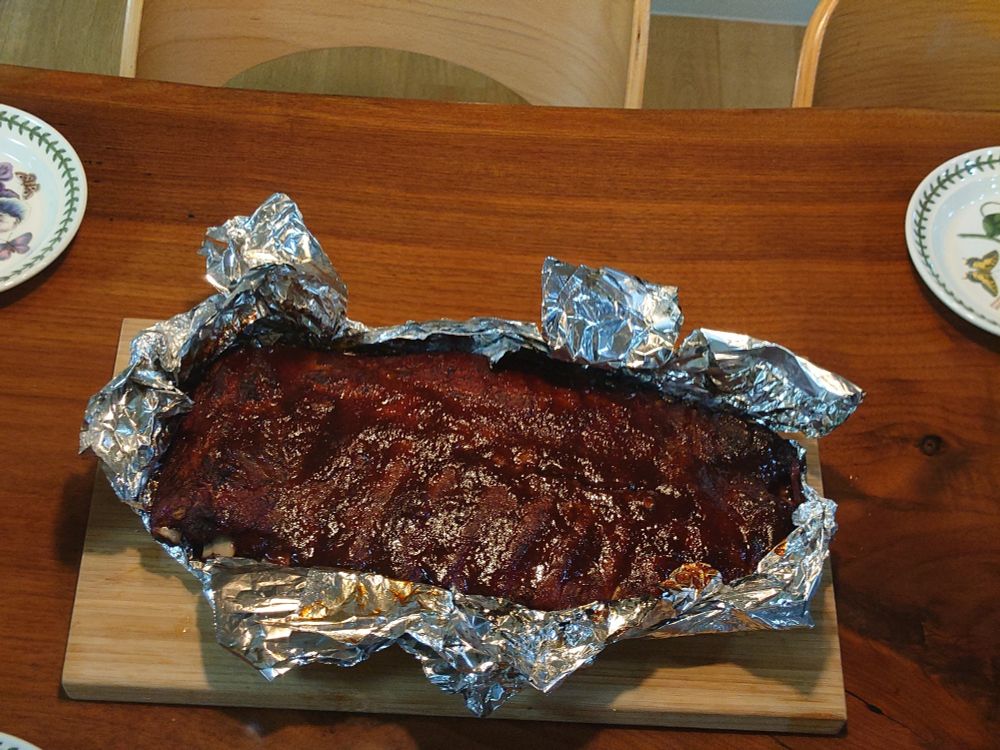 도마 위에 올려진 스페어립 바베큐 사진