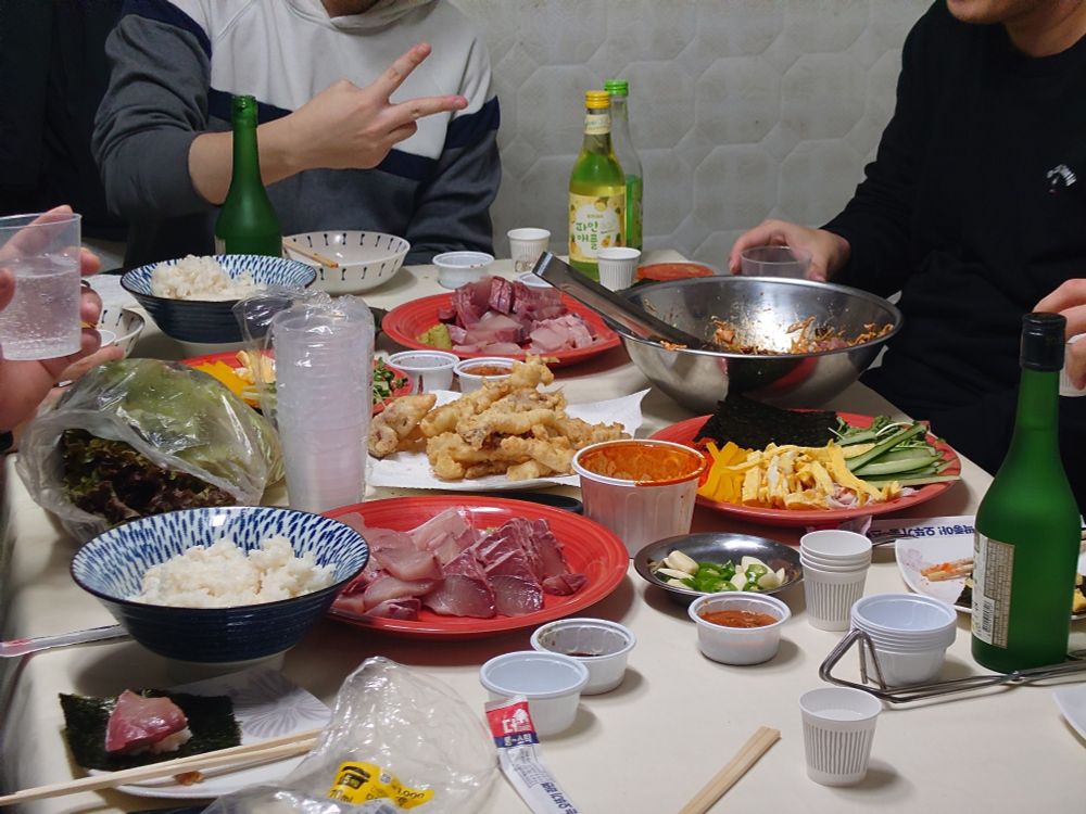 방어회와 튀김, 데마끼스시로 차려진 식탁 사진