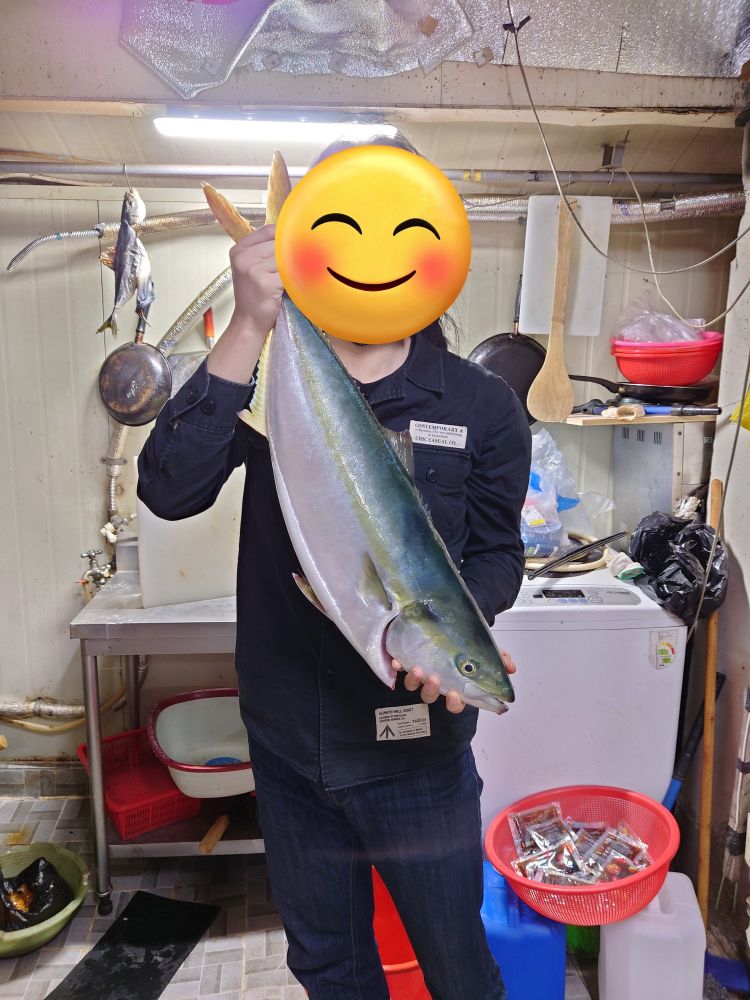 5키로 내외의 방어를 들고 찍은 모습