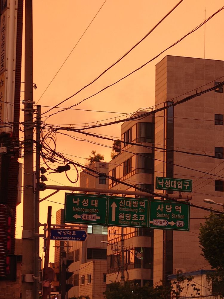도심 속에서 찍은 노을 사진.