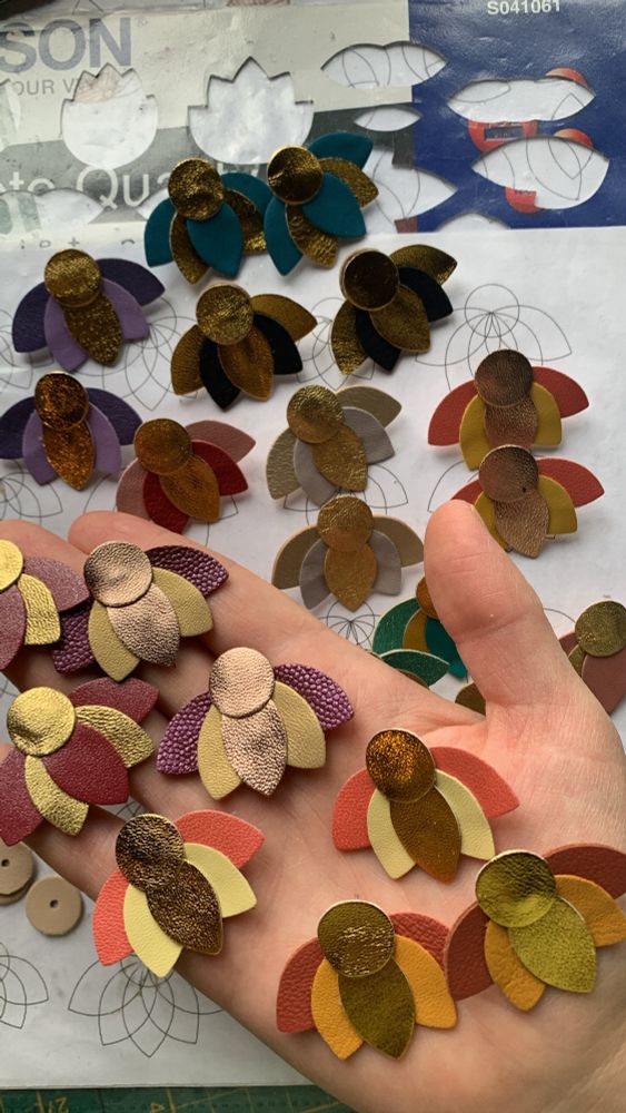 Boucles d’oreilles fleurs en cuir